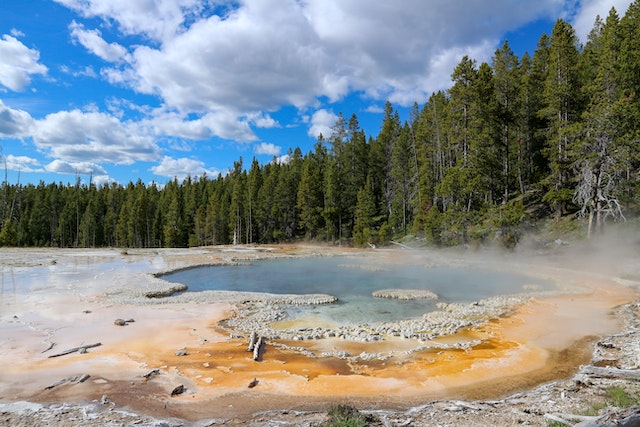 Jak geotermia wpływa na środowisko i jakie są sposoby na minimalizowanie wpływu