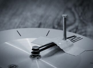 Czym przykleić podsufitkę?